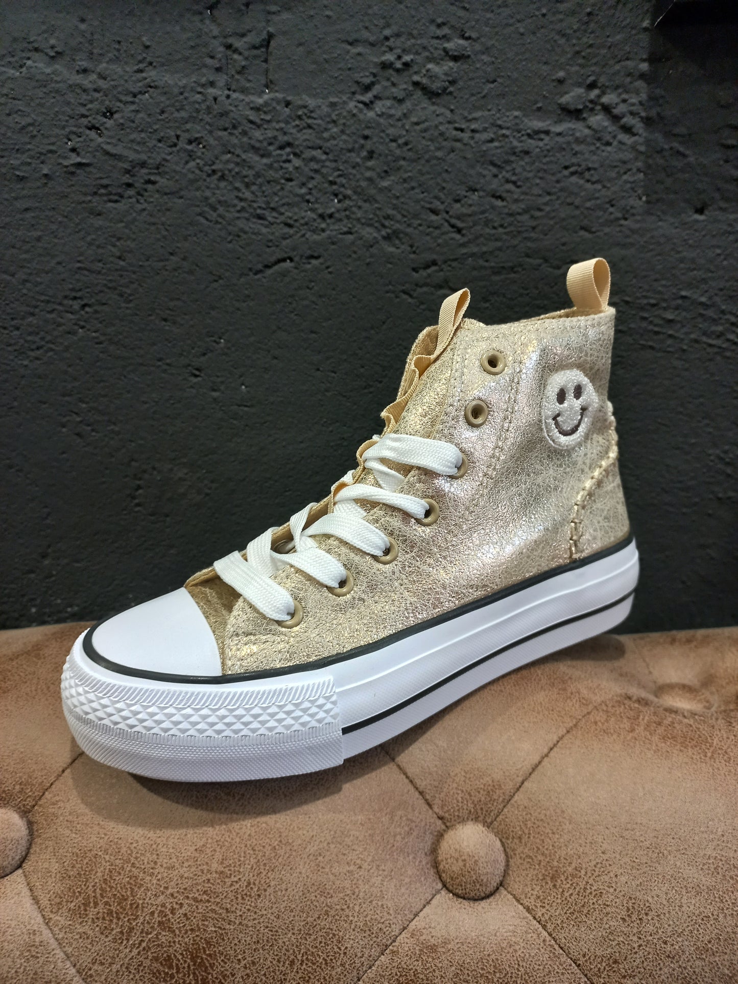 Deportiva Smile dorada