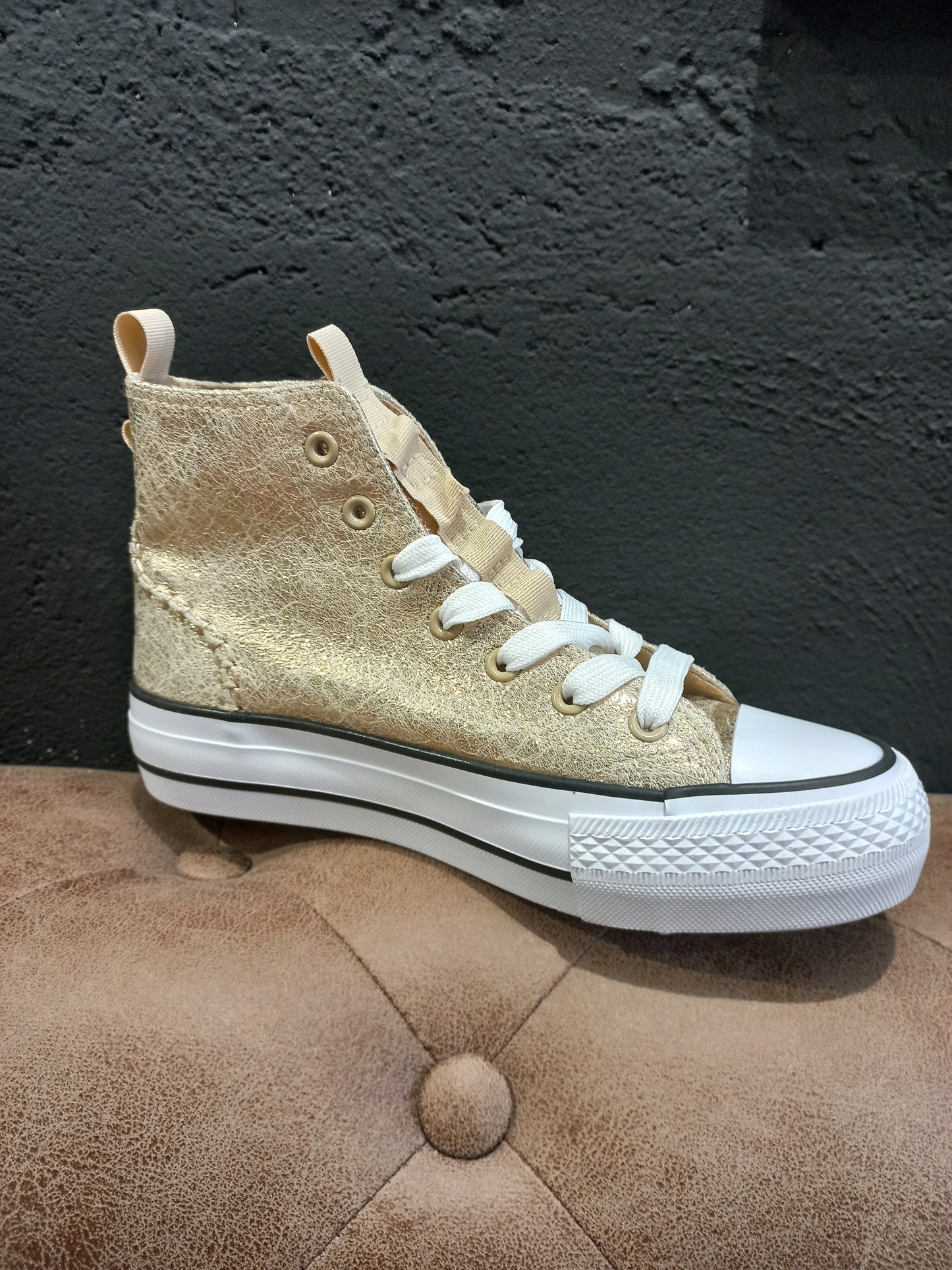 Deportiva Smile dorada