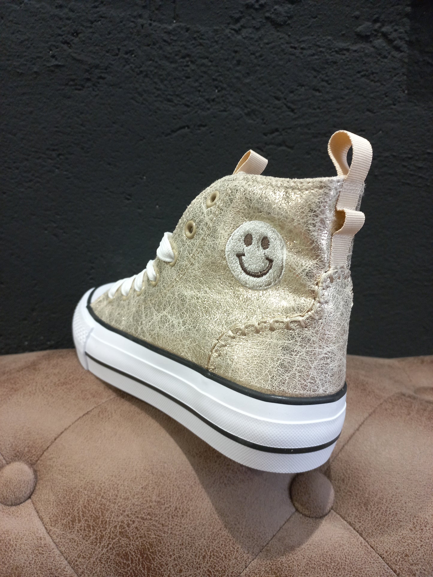 Deportiva Smile dorada