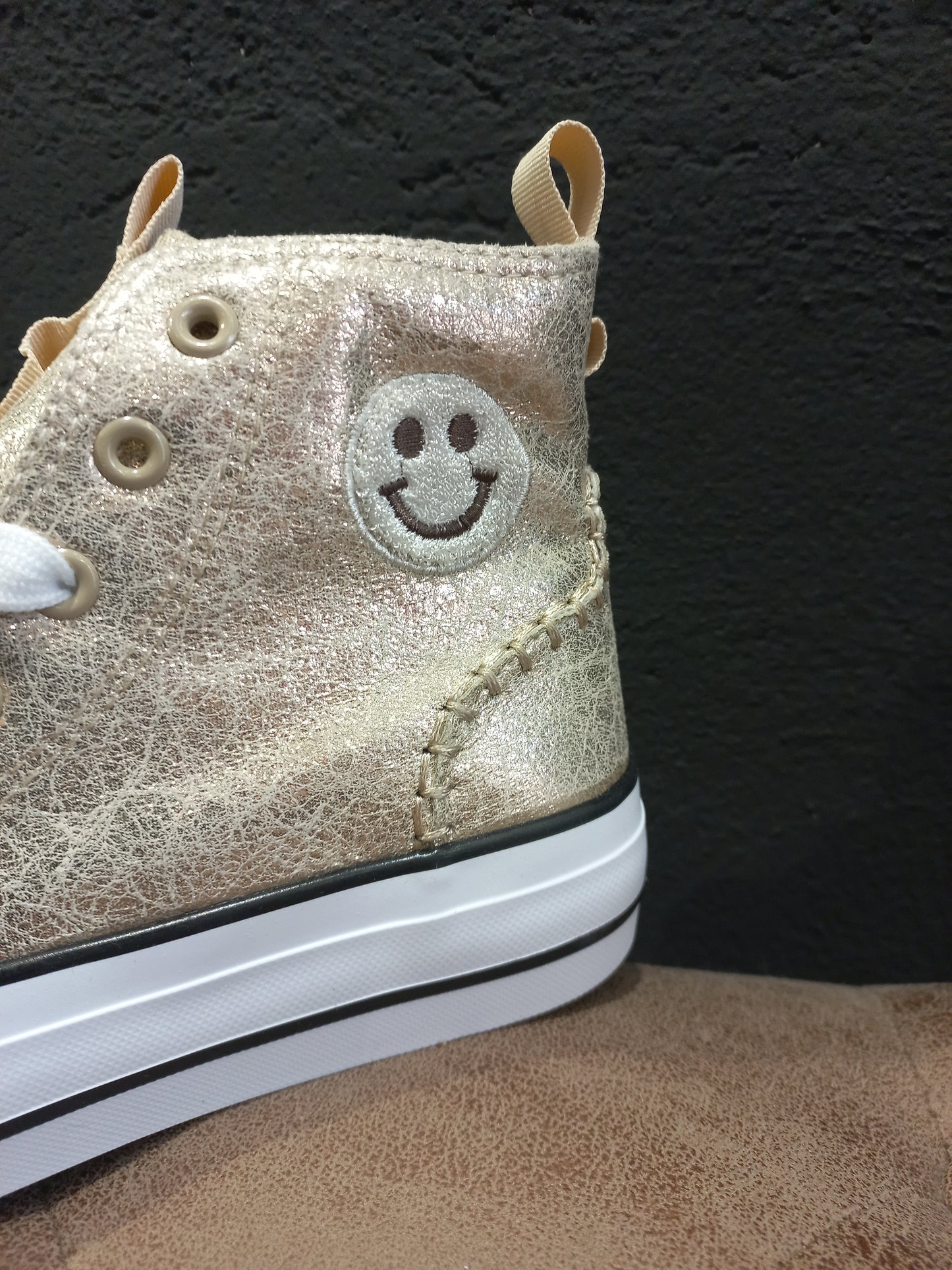 Deportiva Smile dorada