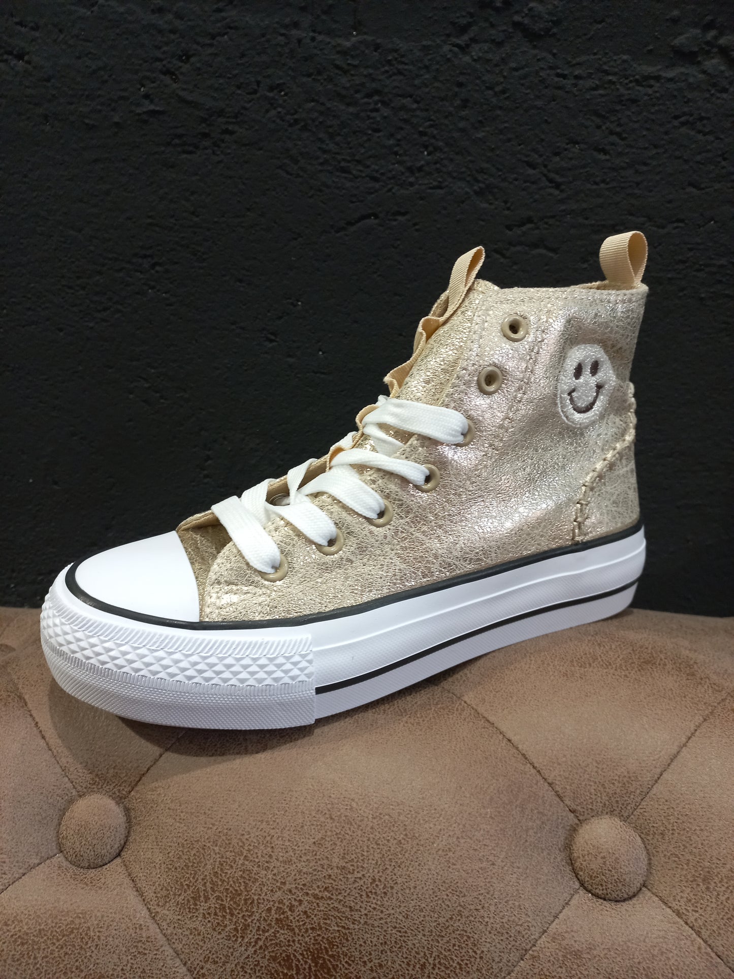 Deportiva Smile dorada