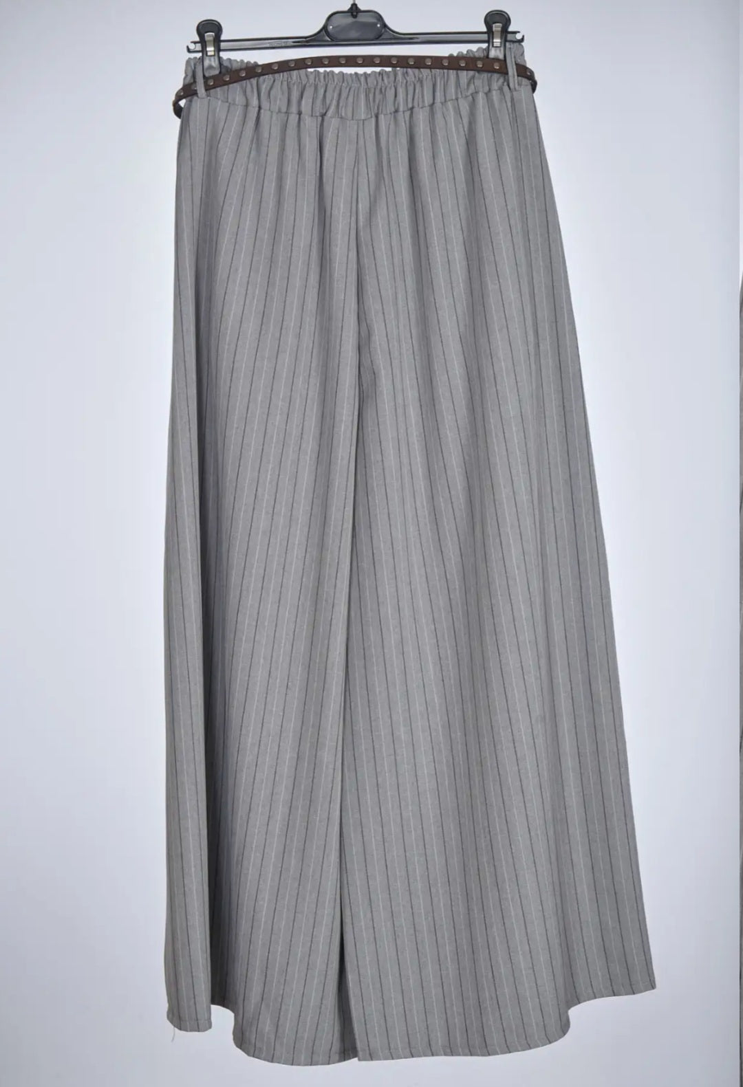 Pantalón rayas gris