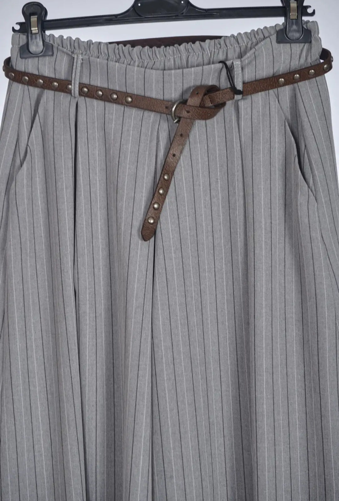 Pantalón rayas gris
